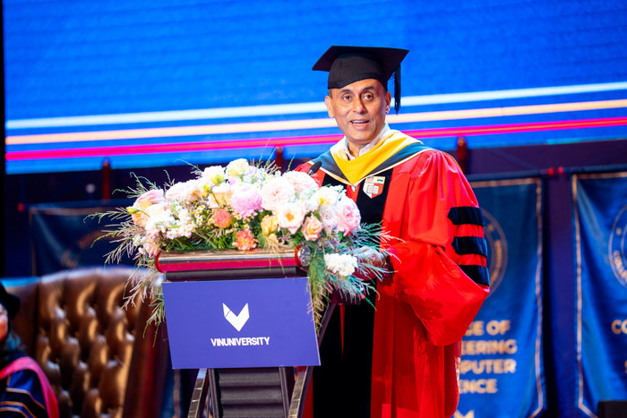 Giáo sư Soumitra Dutta - Hiệu trưởng Trường Kinh doanh Saïd, Đại học Oxford, thành viên Hội đồng Cố vấn VinUni phát biểu truyền cảm hứng cho tân khoa khóa 2. anh-5.jpg