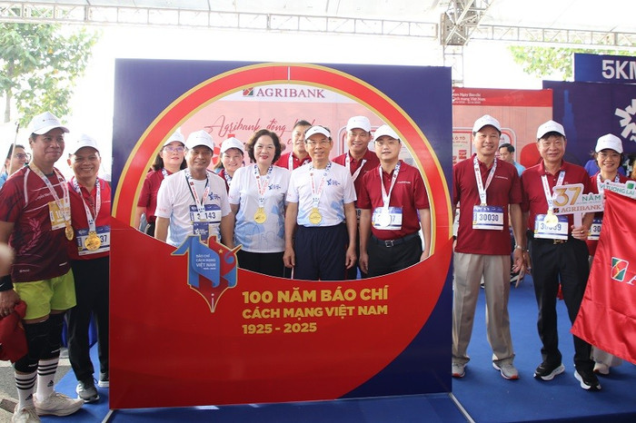 Bí thư Thành uỷ Thành phố Hồ Chí Minh, Thống đốc Ngân hàng Nhà nước Việt Nam và các đại biểu tham quan gian hàng Agribank tại sự kiện. Bí thư Thành uỷ Thành phố Hồ Chí Minh, Thống đốc Ngân hàng Nhà nước Việt Nam và các đại biểu tham quan gian hàng Agribank tại sự kiện.