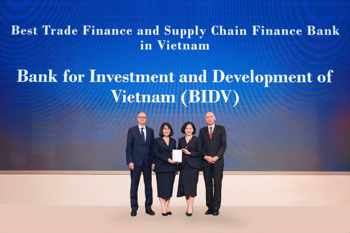 Đại diện BIDV nhận giải thưởng từ The Asian Banker. anh-giai-thuong.jpg