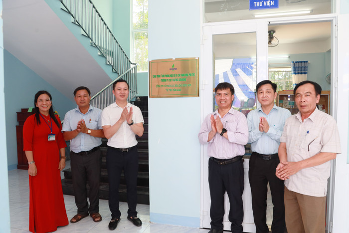 Đại diện lãnh đạo địa phương, BSR và thầy cô giáo gắn biển công trình tại Trường Phổ thông Dân tộc Bán trú Tiểu học và Trung học cơ sở Sơn Dung. Đại diện lãnh đạo địa phương, BSR và thầy cô giáo gắn biển công trình tại Trường Phổ thông Dân tộc Bán trú Tiểu học và Trung học cơ sở Sơn Dung.