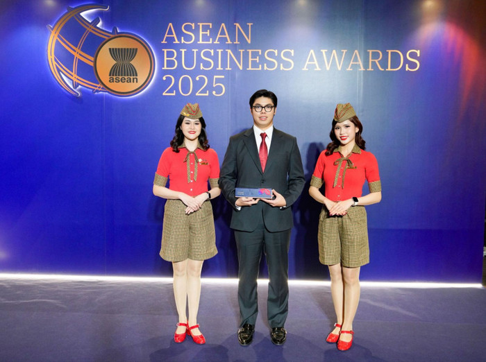 Đại diện Vietjet, Phó Giám đốc tài chính Nguyễn An Phú nhận giải "Doanh nghiệp xuất sắc nhất ngành du lịch Đông Nam Á" tại Giải thưởng Doanh nghiệp ASEAN 2025. photo-1-22.jpg