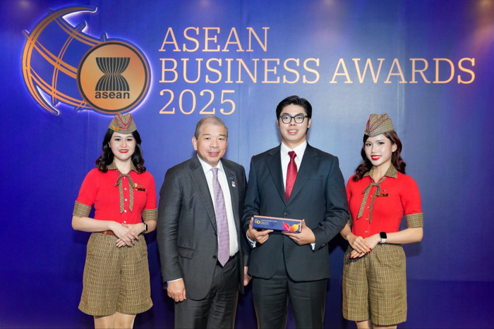 Ông Teo Siong Seng, Chủ tịch Hội đồng Tư vấn Kinh doanh ASEAN tại Singapore, chúc mừng và trao giải thưởng cho Vietjet. photo-4-6.jpg