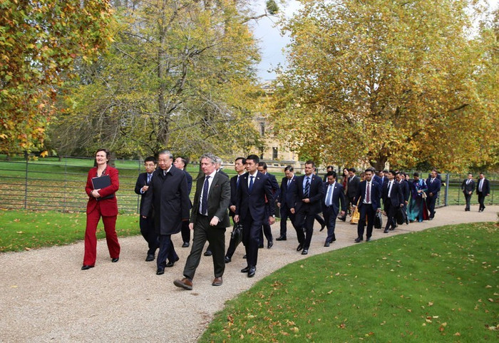Tổng Bí thư Tô Lâm và Đoàn đại biểu cấp cao Việt Nam trong khuôn viên trường Đại học Oxford. Tổng Bí thư Tô Lâm và Đoàn đại biểu cấp cao Việt Nam trong khuôn viên trường Đại học Oxford.