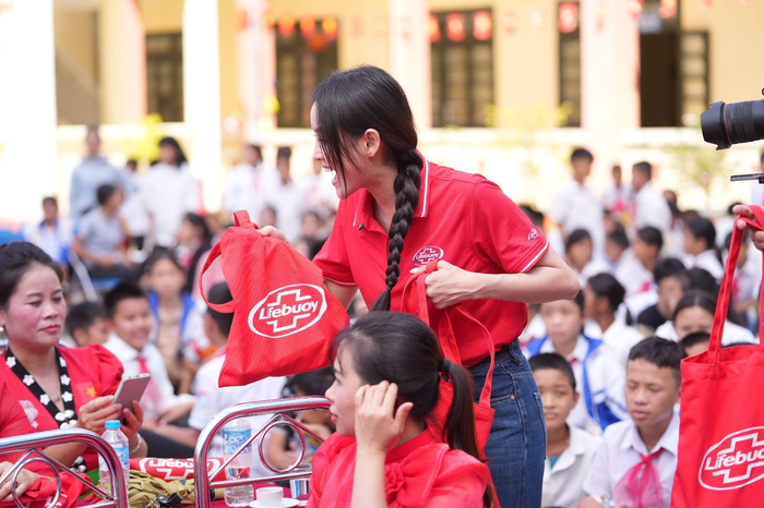 Đại diện Lifebuoy đã trao tặng những phần quà ý nghĩa tới các Thầy, Cô và các em học sinh. Đại diện Lifebuoy đã trao tặng những phần quà ý nghĩa tới các Thầy, Cô và các em học sinh.