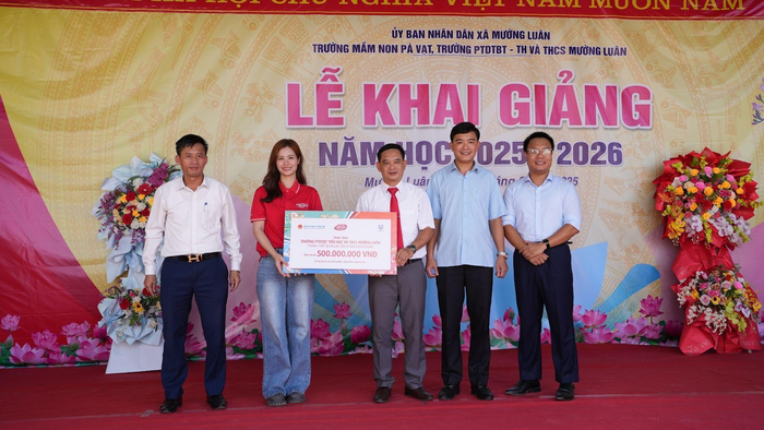 Đại sứ Lifebuoy - ca sĩ Đông Nhi cùng đại diện nhãn hàng đã trao tặng phần quà cho Trường Phổ thông dân tộc bán trú Tiểu học và Trung học cơ sở Mường Luân. Đại sứ Lifebuoy - ca sĩ Đông Nhi cùng đại diện nhãn hàng đã trao tặng phần quà cho Trường Phổ thông dân tộc bán trú Tiểu học và Trung học cơ sở Mường Luân.