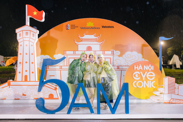 Nhiều khán giả vẫn có mặt từ sớm để check-in cùng biểu tượng “5AM Eye-Conic Hà Nội” - nơi ghi dấu khoảnh khắc đáng nhớ của hành trình âm nhạc, văn hóa và cảm xúc mà Vietnam Airlines cùng SpaceSpeakers mang tới. anh-2.jpg