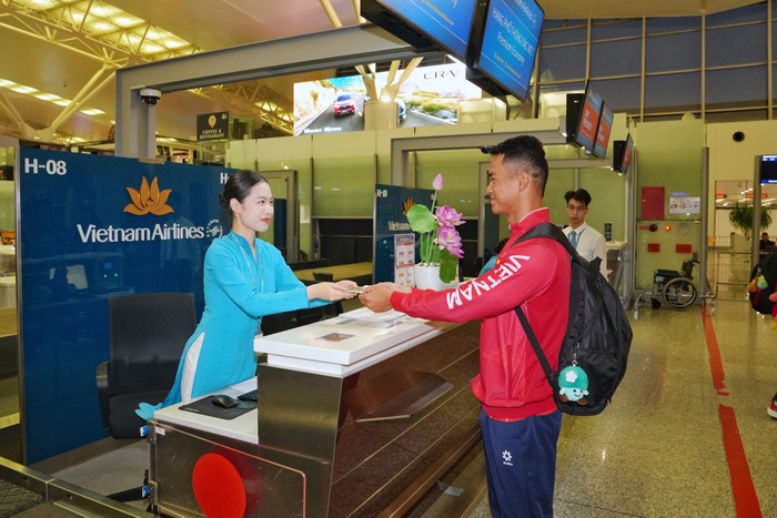 5-nhan-vien-vietnam-airlines-ho-tro-van-dong-vien-lam-thu-tuc-cho-chuyen-bay-sang-thai-lan-du-sea-games-33.jpg
