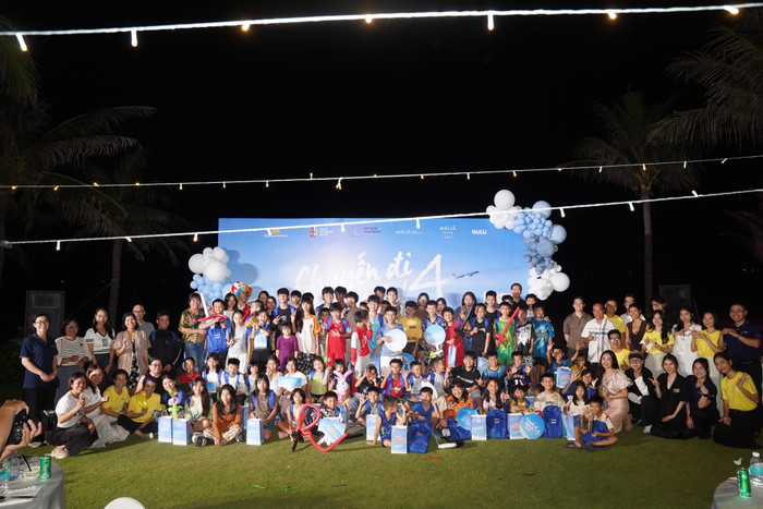 Toàn thể các em tham gia chương trình cùng đại diện Ban tổ chức chụp ảnh lưu niệm trong đêm Gala Dinner ngoài trời, khép lại hành trình “Chuyến đi mơ ước 2025” đầy cảm xúc và ý nghĩa. toan-the-cac-em-tham-gia-chuong-trinh-cung-dai-dien-ban-to-chuc-chup-anh-luu-niem-trong-dem-gala-dinner-ngoai-troi-khep-lai-hanh-trinh-chuyen-di-mo-uoc-2025-day-cam-xuc-va-y-nghia.jpg