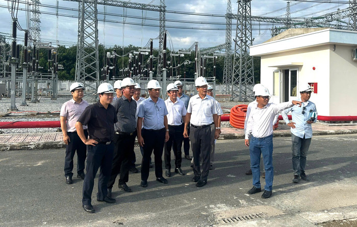 Phó Tổng giám đốc EVNNPT Nguyễn Ngọc Tân và đoàn công tác nghe báo cáo tiến độ triển khai dự án. Phó Tổng giám đốc EVNNPT Nguyễn Ngọc Tân và đoàn công tác nghe báo cáo tiến độ triển khai dự án.