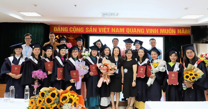 Giảng viên Học viện Phụ nữ Việt Nam chúc mừng các tân thạc sĩ ngành công tác xã hội. Giảng viên Học viện Phụ nữ Việt Nam chúc mừng các tân thạc sĩ ngành công tác xã hội.