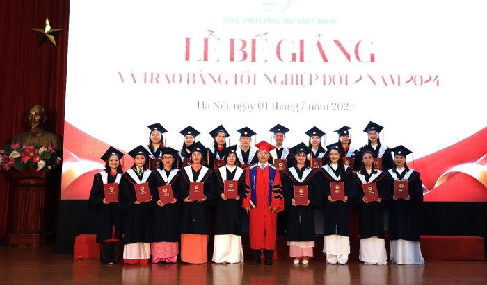 Phó Giáo sư, Tiến sĩ Trần Quang Tiến trao bằng tốt nghiệp cho các tân Thạc sĩ. Phó Giáo sư, Tiến sĩ Trần Quang Tiến trao bằng tốt nghiệp cho các tân Thạc sĩ.