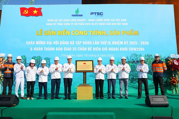 Lãnh đạo Đảng uỷ Chính phủ, lãnh đạo Petrovietnam; đại diện chủ đầu tư Orsted (Đan Mạch) và đại diện lãnh đạo PTSC thực hiện ghi thức gắn biển công trình. anh-6-5.jpg