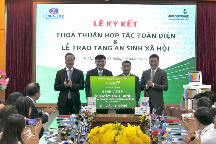 Ông Lê Ngọc Thái - Giám đốc Vietcombank Hà Nội trao tặng biểu trưng 100 máy tính bảng trị giá 1 tỷ đồng phục vụ công tác triển khai bệnh án điện tử và chuyển đổi số cho đại diện Bệnh viện K. anh-2-vcb-ky-ket-voi-benh-vien-k.jpg
