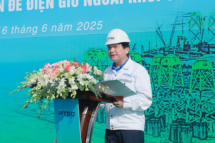 Đồng chí Lê Anh Chiến – Phó Trưởng ban phụ trách, Ban Tuyên giáo và Dân vận Đảng ủy Tập đoàn Petrovietnam công bố Quyết định khen thưởng tập thể đã có đóng góp vào thành công của dự án. anh-3-63.jpg