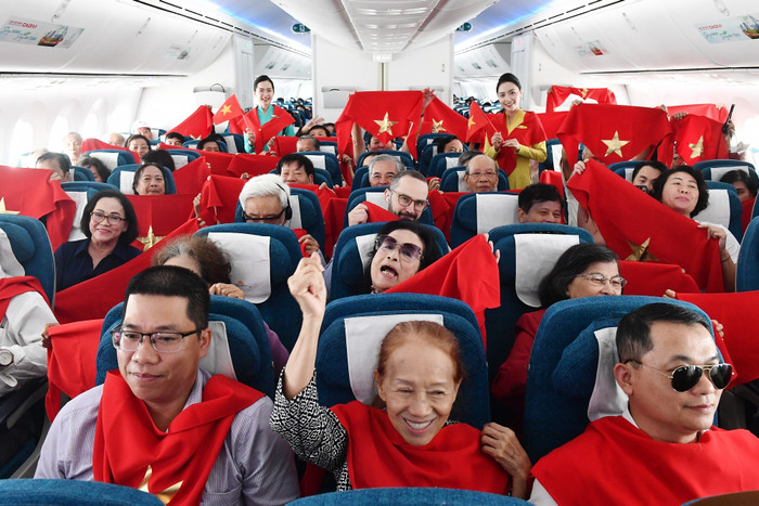 Hình ảnh toàn cảnh cabin rực rỡ sắc đỏ và không khí đoàn kết, tự hào - dấu ấn khó quên của hành trình đặc biệt. 7-hinh-anh-toan-canh-cabin-ruc-ro-sac-do-va-khong-khi-doan-ket-tu-hao-dau-an-kho-quen-cua-hanh-trinh-dac-biet.jpg