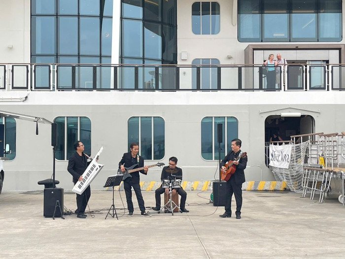 Cảng tàu khách quốc tế Hạ Long chào đón du khách bằng màn trình diễn âm nhạc tưng bừng, rộn ràng.