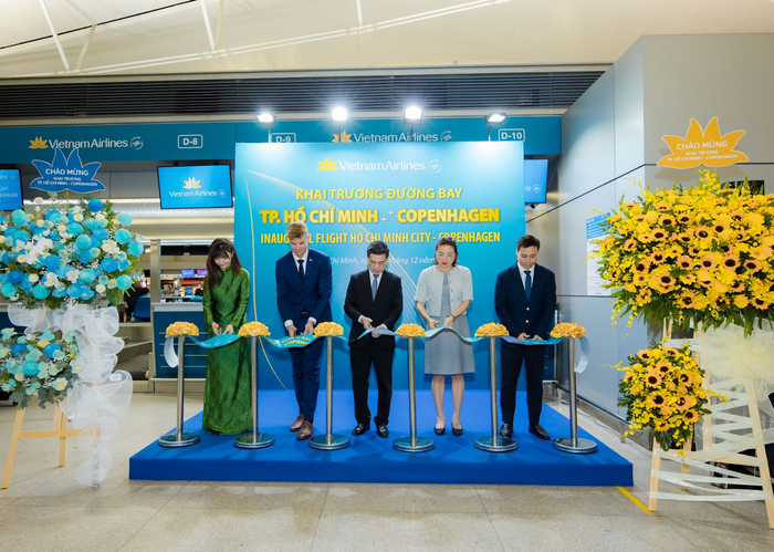 3-vietnam-airlines-thuc-hien-cat-bang-khai-truong-duong-bay-tp-ho-chi-minh-copenhagen-voi-su-tham-gia-cua-ong-nguyen-van-dung-pho-chu-tich-ubnd-tphcm-dai-dien-dsq-dan-mach-va-dai-dien-so-du-l.png
