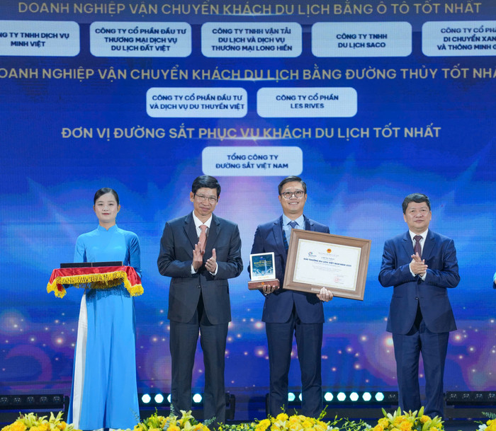 Giải thưởng “Hãng hàng không phục vụ khách du lịch tốt nhất” một lần nữa khẳng định vai trò và vị thế của Hãng hàng không Quốc gia Việt Nam. vna2.jpg