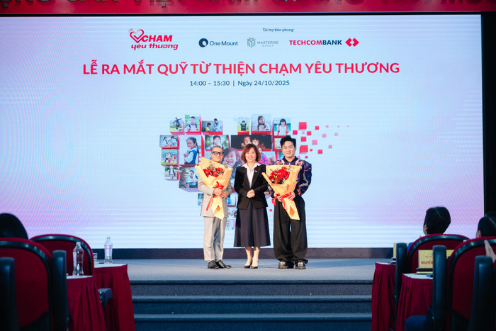 Đạo diễn Việt Tú và ca sỹ Tùng Dương - Những Đại sứ Quỹ Chạm Yêu Thương. dao-dien-viet-tu-ca-sy-tung-duong-nhung-dai-su-quy-cham-yeu-thuong.jpg