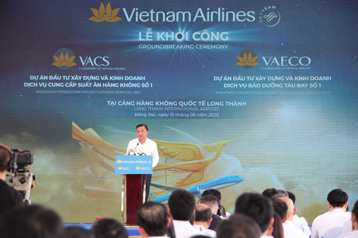 Phó Tổng Giám đốc Vietnam Airlines Lê Đức Cảnh cam kết sẽ tập trung mọi nguồn lực để triển khai nhanh chóng và kịp thời các dự án tại sân bay Long Thành. 2-ptgd-vietnam-airlines-le-duc-canh-cam-ket-se-taapj-trung-moi-nguon-luc-de-trien-khai-nhanh-chong-va-kip-thoi-cac-du-an-tai-san-bay-long-thanh.jpg