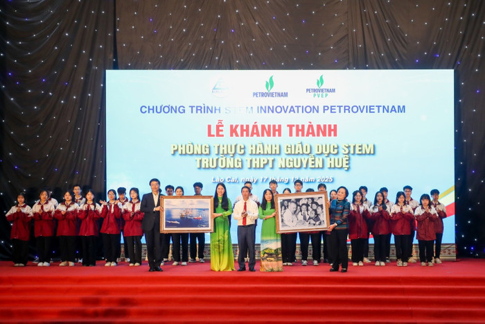Phó Thủ tướng Phạm Thị Thanh Trà và ông Trần Quang Dũng, Phó Bí thư thường trực Đảng ủy Petrovietnam tặng quà lưu niệm cho thầy trò Trường Trung học phổ thông Nguyễn Huệ.