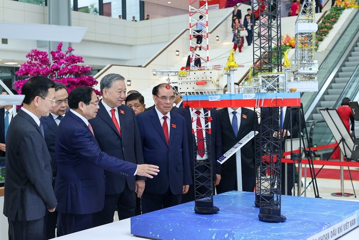 Tổng Bí thư Tô Lâm, Thủ tướng Phạm Minh Chính, Chủ tịch Quốc hội Trần Thanh Mẫn thăm các trưng bày tại triển lãm chào mừng Đại hội. Ảnh: VGP/Nhật Bắc Tổng Bí thư Tô Lâm, Thủ tướng Phạm Minh Chính, Chủ tịch Quốc hội Trần Thanh Mẫn thăm các trưng bày tại triển lãm chào mừng Đại hội. Ảnh: VGP/Nhật Bắc
