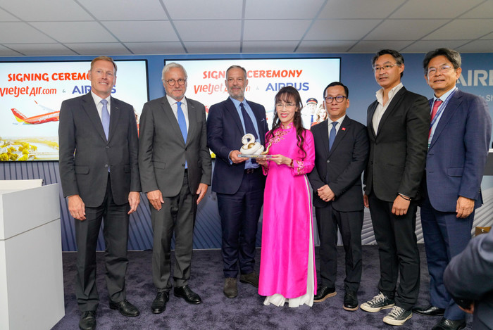 Đại diện lãnh đạo Airbus và Vietjet tại Triển lãm Hàng không Lé Bourget Paris (Paris Airshow) 2025. photo-6-2.jpg