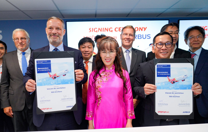 Ông Đinh Việt Phương, Tổng Giám đốc Vietjet (phải) và ông Benoît de Saint-Exupéry, Phó Chủ tịch cấp cao phụ trách Kinh doanh máy bay thương mại của Airbus (trái) trao thỏa thuận đặt hàng 100 máy bay A321neo mới. photo-1-16.jpg