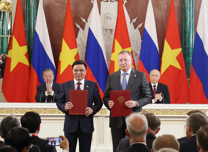 Petrovietnam đã chủ động đẩy mạnh mở rộng hợp tác trong và ngoài nước. Trong ảnh, Chủ tịch Hội đồng thành viên Petrovietnam Lê Mạnh Hùng trao đổi văn kiện hợp tác với lãnh đạo Zarubezhneft (Nga). anh-1.png