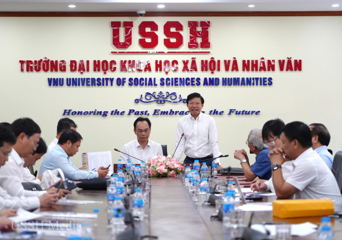 Giáo sư, Tiến sĩ Hoàng Anh Tuấn - Hiệu trưởng Trường Đại học Khoa học Xã hội và Nhân văn báo cáo tình hình tổ chức và hoạt động của nhà trường. Giáo sư, Tiến sĩ Hoàng Anh Tuấn - Hiệu trưởng Trường Đại học Khoa học Xã hội và Nhân văn báo cáo tình hình tổ chức và hoạt động của nhà trường.