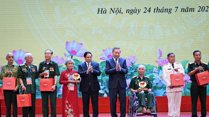 Tổng Bí thư Tô Lâm và Thủ tướng Phạm Minh Chính trao quà tặng các Bà mẹ Việt Nam Anh hùng, người có công, nhân chứng lịch sử tiêu biểu ngày 24/7/2025. Ảnh: Nhandan.vn a1.jpg