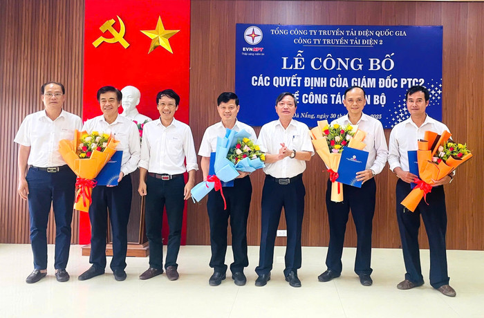 Lãnh đạo PTC2 trao quyết định và tặng hoa chúc mừng cán bộ Đội Truyền tải điện Đà Nẵng được bổ nhiệm. Lãnh đạo PTC2 trao quyết định và tặng hoa chúc mừng cán bộ Đội Truyền tải điện Đà Nẵng được bổ nhiệm.
