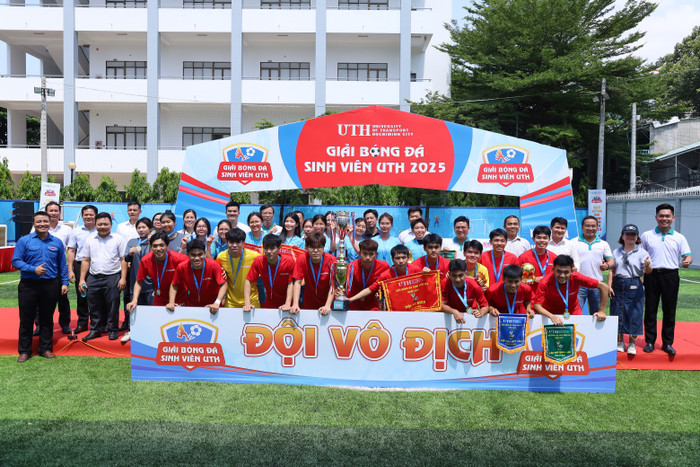Chung kết Giải bóng đá sinh viên UTH 2025 khẳng định tinh thần thể thao, ý chí và sức mạnh tập thể của sinh viên UTH. vo-dich-nam-va-nu.jpg