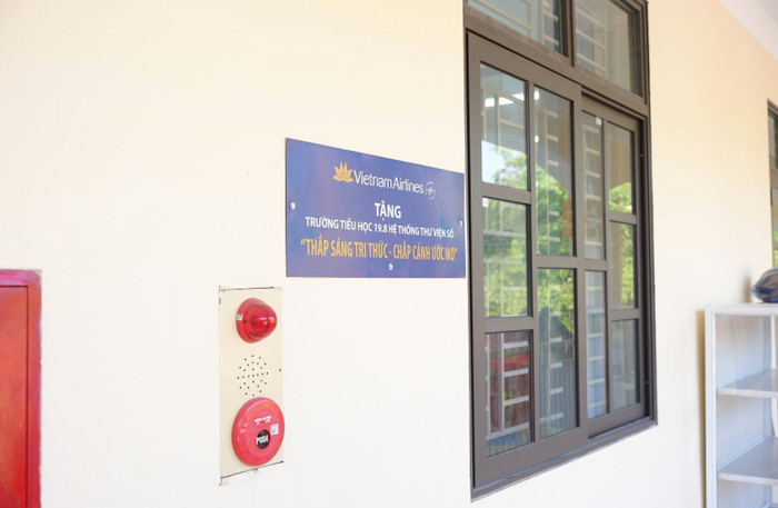 Tấm biển “Vietnam Airlines tặng Trường Tiểu học 19-8 hệ thống thư viện số” được gắn trang trọng, khẳng định cam kết của Hãng Hàng không Quốc gia trong việc đồng hành cùng giáo dục, thắp sáng tri thức và chắp cánh ước mơ. vna6.jpg