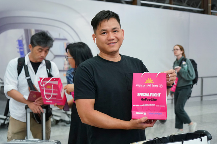 Hành khách hào hứng nhận quà và tham gia chương trình trên chuyến bay đặc biệt. a3.jpg
