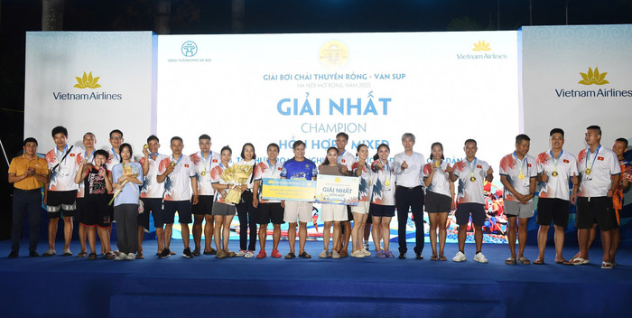 62-ban-to-chuc-trao-huy-chuong-va-phan-thuong-cho-cac-doi-dat-thanh-tich-cao-o-cac-noi-dung-dua-thuyen-rong.jpg