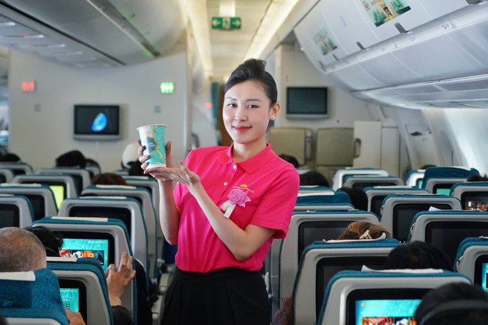 Tiếp viên Vietnam Airlines phục vụ trà sữa trên chuyến bay đặc biệt HeForShe. a5.jpg