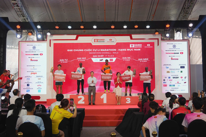 Bà Lê Thị Hoàng Yến - Phó Cục trưởng Cục Thể dục Thể thao và Ông Phạm Xuân Tài - Phó Giám đốc Sở Văn hóa và Thể thao Thành phố Hà Nội trao giải cho các vận động viên xuất sắc đường đua Marathon nam. ba-le-thi-hoang-yen-pho-cuc-truong-cuc-the-duc-the-thao-va-ong-pham-xuan-tai-pho-giam-doc-so-van-hoa-va-the-thao-tp-ha-noi-trao-giai-cho-cac-vdv-xuat-sac-duong-dua-marathon-nam.jpg