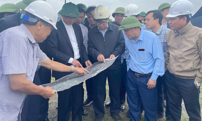 Lãnh đạo tỉnh Ninh Bình nghe báo cáo tiến độ triển khai dự án. Lãnh đạo tỉnh Ninh Bình nghe báo cáo tiến độ triển khai dự án.