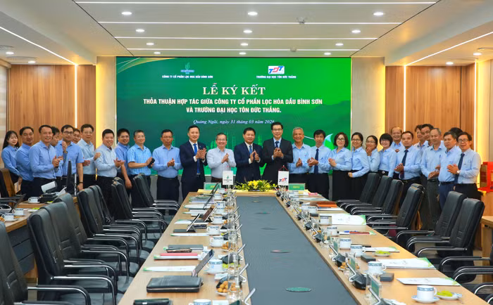 Tập thể Ban lãnh đạo, cán bộ Công ty BSR và Trường Đại học Tôn Đức Thắng chụp ảnh lưu niệm sau lễ ký thỏa thuận.