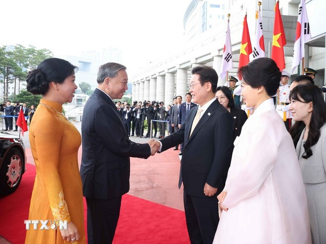 Tổng thống Hàn Quốc Lee Jae Myung và Phu nhân đón Tổng Bí thư Tô Lâm và Phu nhân. (Ảnh: Thống Nhất/TTXVN) Tổng thống Hàn Quốc Lee Jae Myung và Phu nhân đón Tổng Bí thư Tô Lâm và Phu nhân. (Ảnh: Thống Nhất/TTXVN)