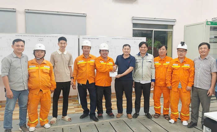 Lãnh đạo NPTPMB tặng quà động viên ca trực đóng điện thành công máy biến áp thứ 2 Trạm biến áp 220kV Mỹ Tho.
