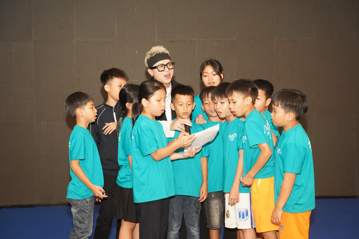 Nhiều bạn nhỏ hào hứng tham gia hoạt động team building trong khuôn khổ chương trình. nhieu-ban-nho-hao-hung-tham-gia-hoat-dong-team-building-trong-khuon-kho-chuong-trinh.jpg
