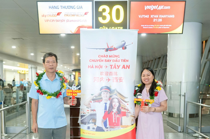 Các hành khách đầu tiên trên chuyến bay khai trương giữa Hà Nội và Tây An. a1-83.jpg