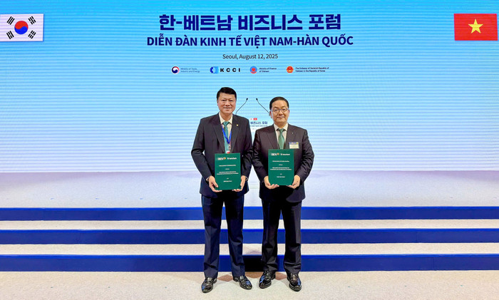 Tổng Giám đốc BIDV Lê Ngọc Lâm và Tổng Giám đốc Hana Bank Lee Ho Sung trao Thỏa thuận hợp tác trước sự chứng kiến của Lãnh đạo 2 nước Việt Nam - Hàn Quốc. tgd-bidv-va-tgd-hana-bank-trao-thoa-thuan-hop-tac.jpg