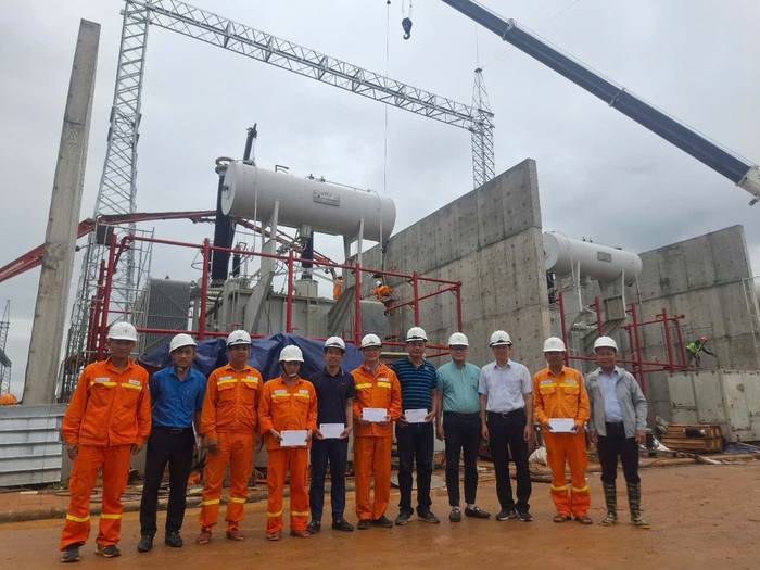 Lãnh đạo Công đoàn EVNNPT trao quà động viên các đơn vị tham gia dự án. Lãnh đạo Công đoàn EVNNPT trao quà động viên các đơn vị tham gia dự án.