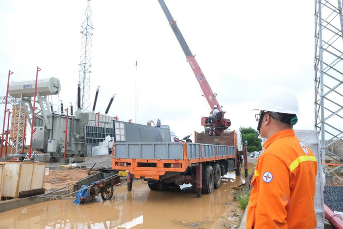 Nhân viên vận hành TBA 220kV Nam Cấm giám sát thi công lắp đặt Máy biến áp thứ 2 AT1, tại TBA 220kV Nam Cấm.