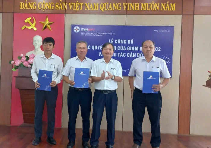 Lãnh đạo PTC2 trao quyết định và tặng hoa chúc mừng cán bộ Đội sửa chữa, thí nghiệm điện 2 được bổ nhiệm. Lãnh đạo PTC2 trao quyết định và tặng hoa chúc mừng cán bộ Đội sửa chữa, thí nghiệm điện 2 được bổ nhiệm.