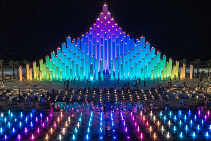 Tháp Tam Thắng được ví như “ngọn hải đăng mới” của Vũng Tàu, thu hút hàng nghìn lượt khách mỗi tối. Tháp Tam Thắng được ví như “ngọn hải đăng mới” của Vũng Tàu, thu hút hàng nghìn lượt khách mỗi tối.