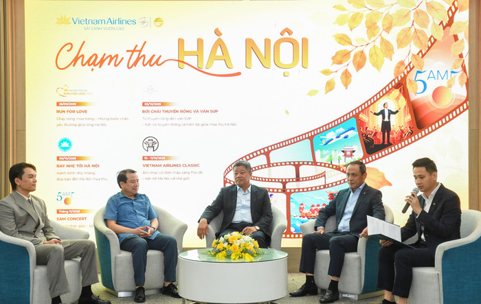 Các khách mời tham gia phần tọa đàm, chia sẻ thông tin về chiến dịch "Chạm thu Hà Nội". cac-khach-moi-tham-gia-phan-toa-dam-chia-se-thong-tin-ve-chien-dich-cham-thu-ha-noi.jpg